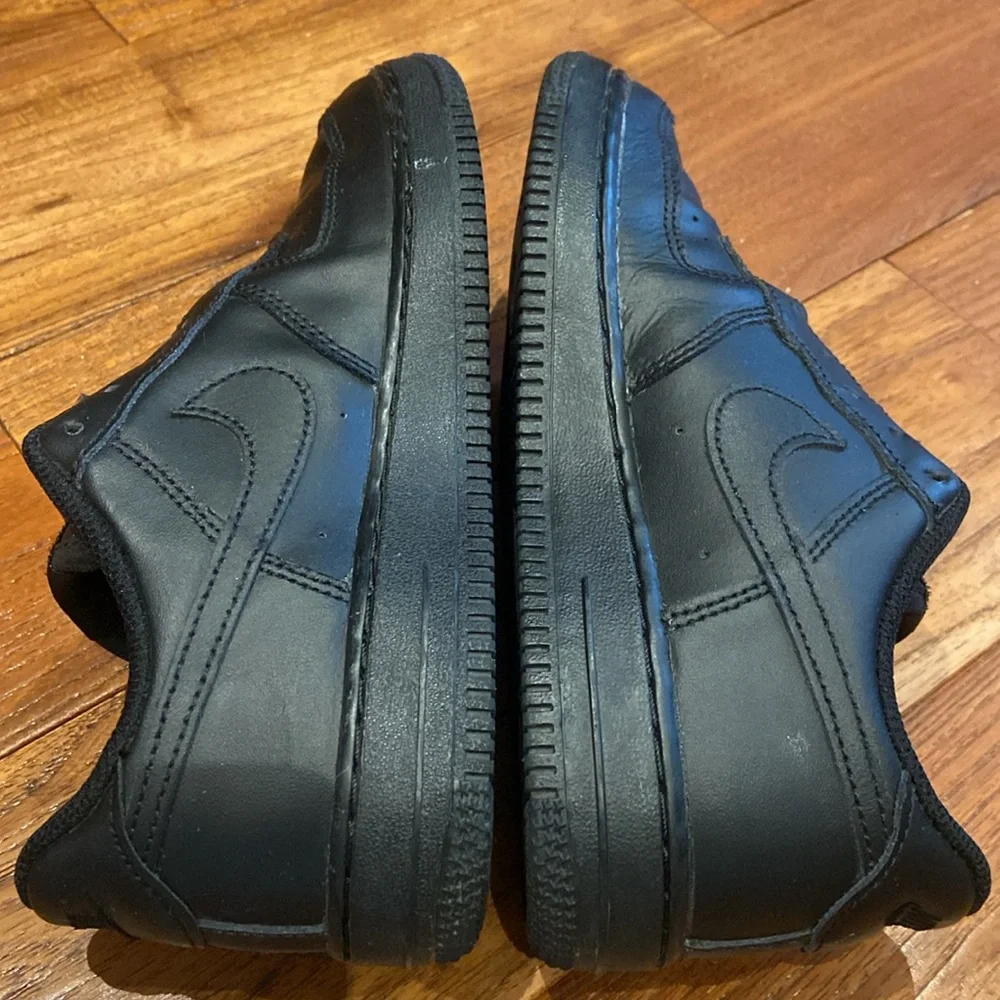 Kids Black Nike Sneakers - Picture 4 of 11